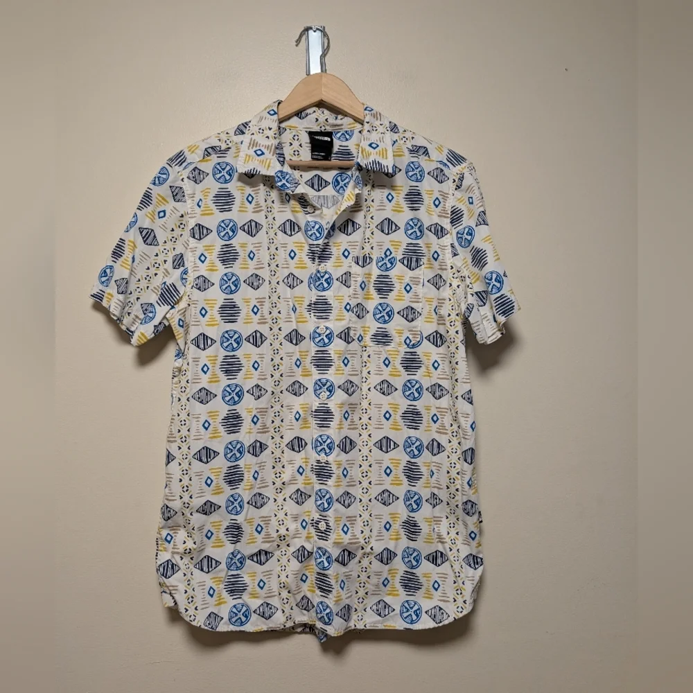 THE NORTH FACE MEN'S GEOMETRIC PRINT SHORT SLEEVE BUTTON UP SHIRT L
